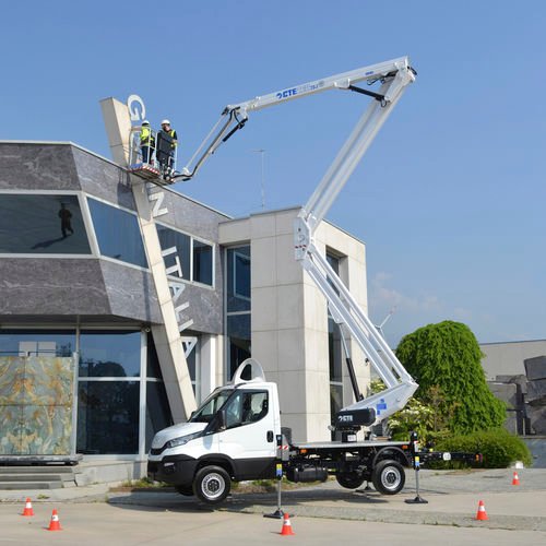 Autocarrata con doppio pantografo e jib per scavalcare ostacoli complessi