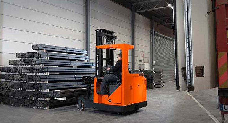 Carrelli retrattili per scaffalature alte nei centri di distribuzione intensivi