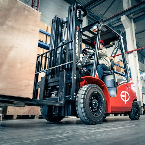 Carrello elevatore frontale elettrico da 25 quintali per la logistica di magazzino
