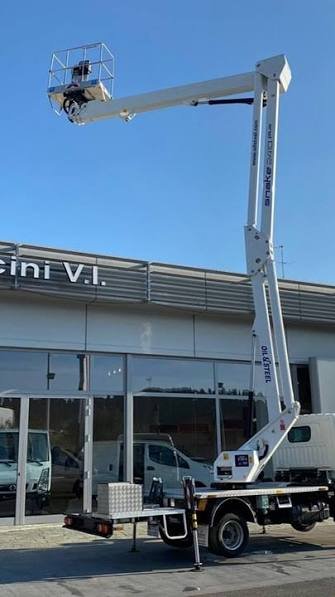 Autocarrata patente B da 24 metri: compattezza e agilità nei cantieri urbani