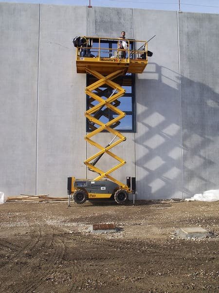 Pantografo elettrico da 12 metri con portata in cesto elevata per installatori