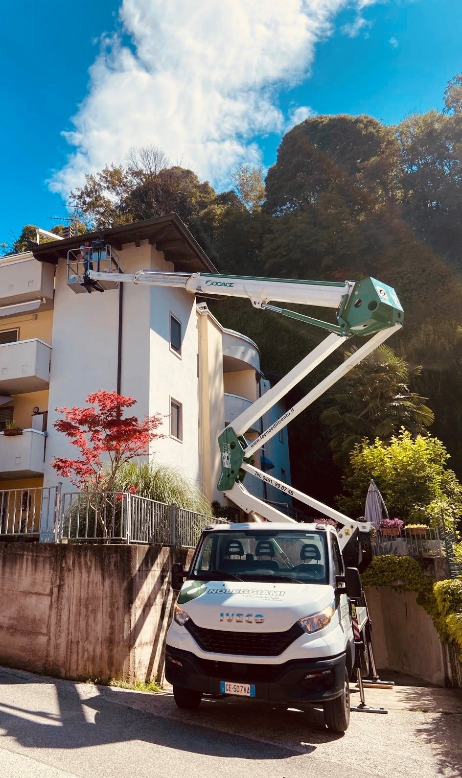 Autocarrate con torretta girevole continua: vantaggi operativi nei centri storici