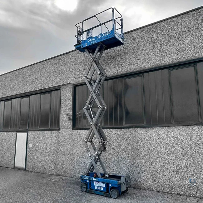 Pantografo elettrico compatto da 8 metri per manutenzioni e impianti in corsie strette