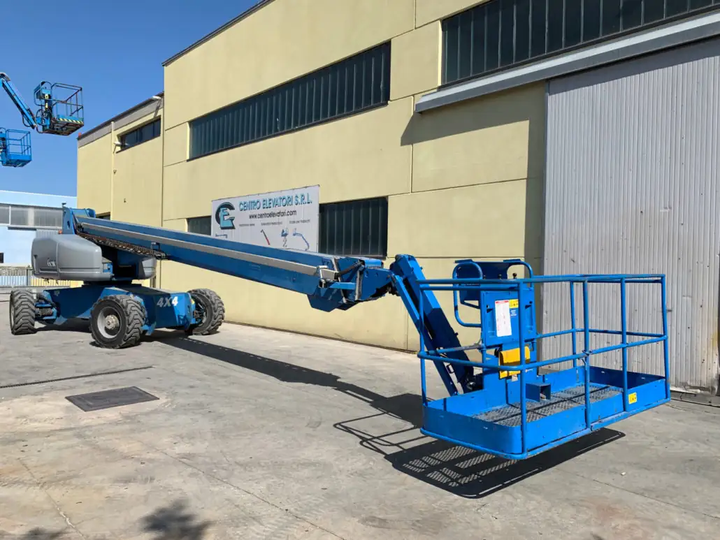 Piattaforma semovente con cestello di grande formato per più operatori e materiali